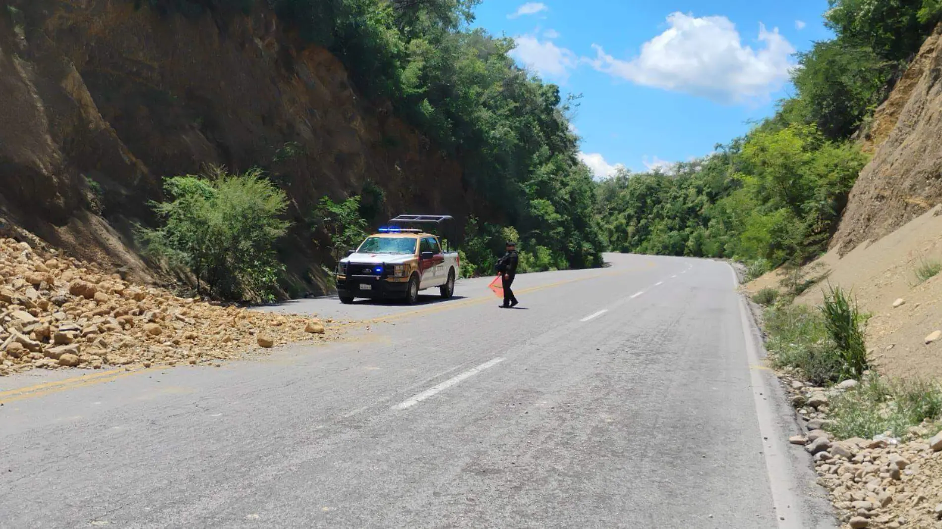 Por derrumbe hay cierre parcial en carretera Victoria-Monterrey